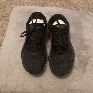 UNDER ARMOR WOMENS SHOES SIZE 7.5